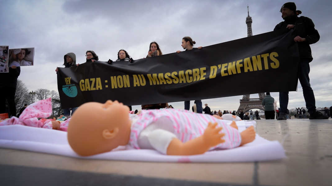 Une action en soutien aux victimes à Gaza sur la place du Trocadéro à Paris