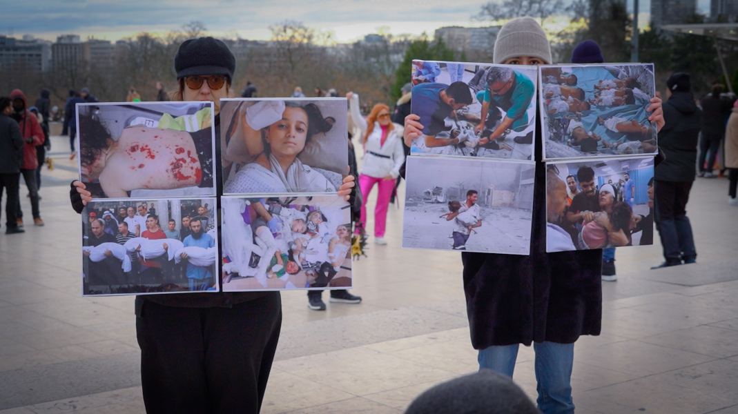Militant.e.s portant des photos d'enfants de Gaza blessés ou morts